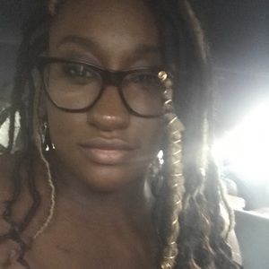 Meet your Posher, Mia